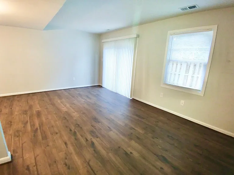 402 Greenbrier Ct #402 — Photo 8