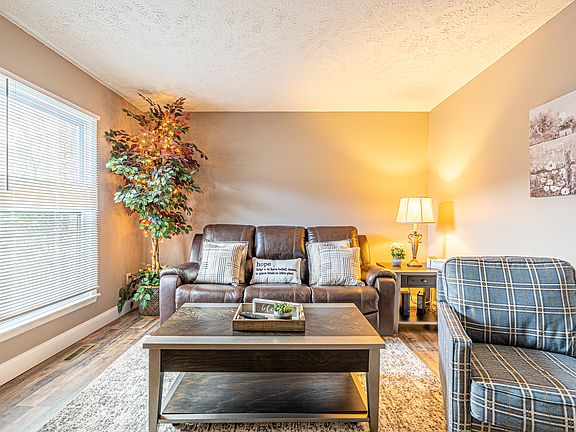 3rd image of 310 Emerald Dr