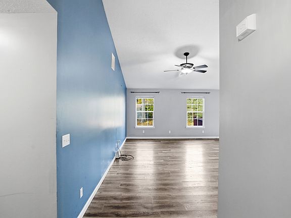 5th image of 530 Old Farm Rd