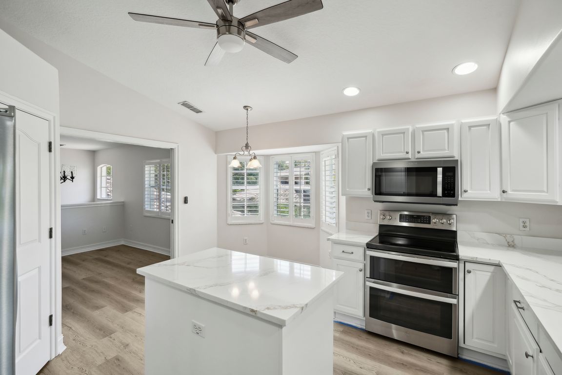 Saratoga Dr 703-011.jpg