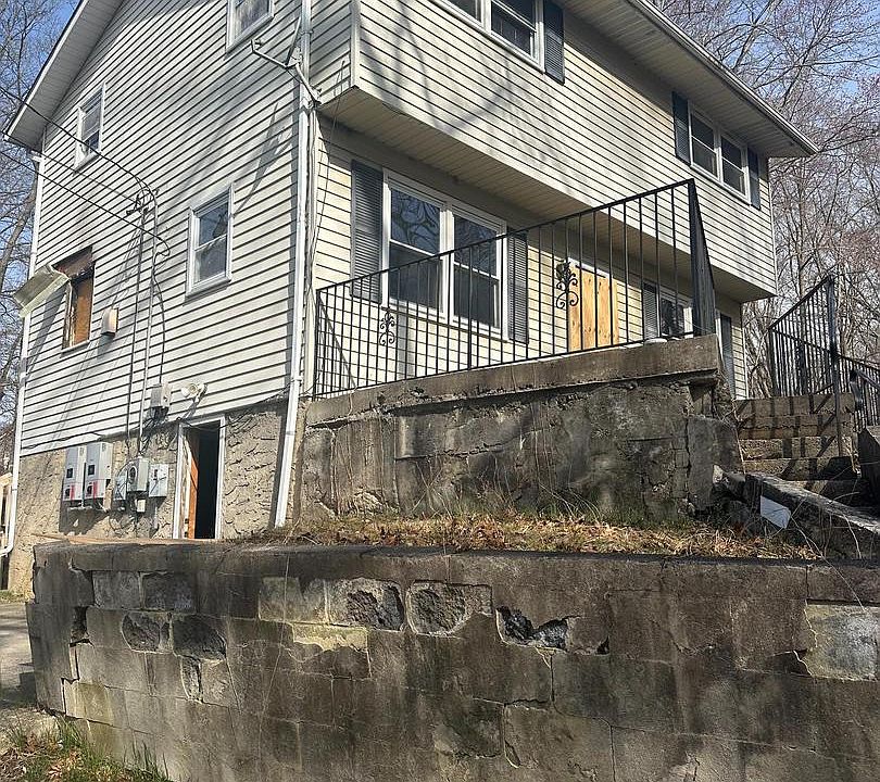 1st image of 8 Mount Calvary Ln