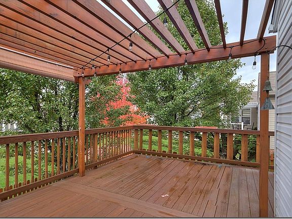 5th image of 262 Stratford Dr