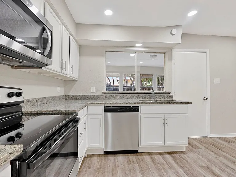 140 Trout St — Photo 16