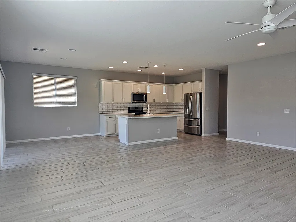 3 bed, 2.5 bath, 2299 sqft, $2,395 — Photo 4