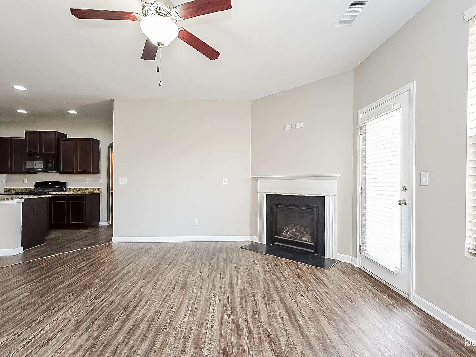4 bed, 2.5 bath, 2466 sqft, $2,600 — Photo 4