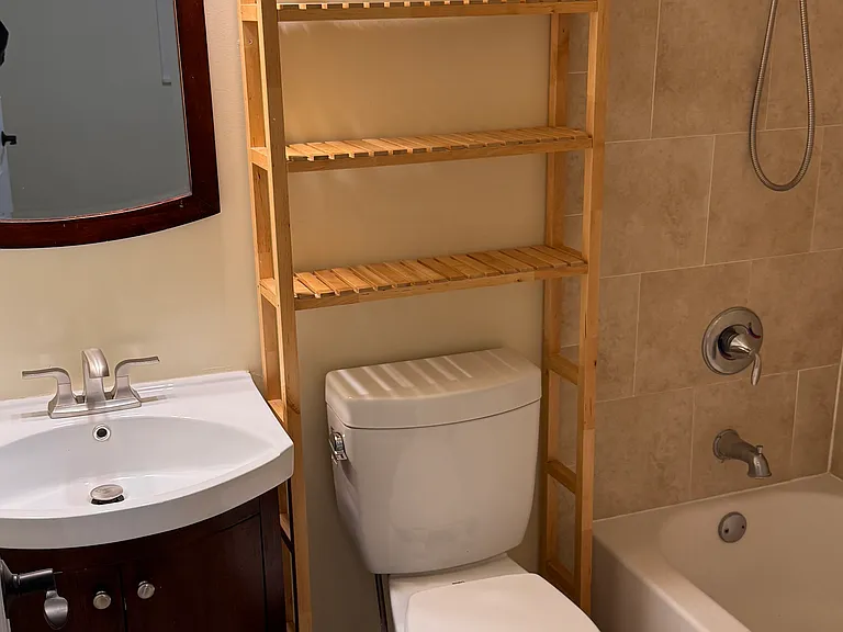 Ensuite full bathroom