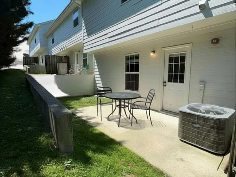 1126 Maple Tree Ln — Photo 32