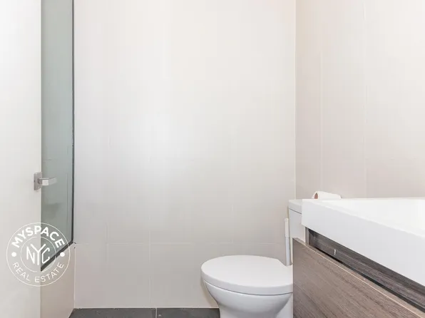 87 Montrose Avenue image 9 of 9