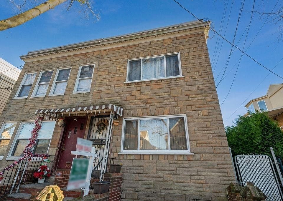 1st image of 221 Bay 8 St