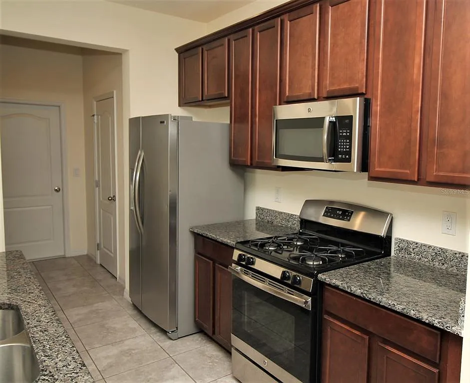 5 bed, 3.0 bath, 2222 sqft, $2,995 — Photo 3