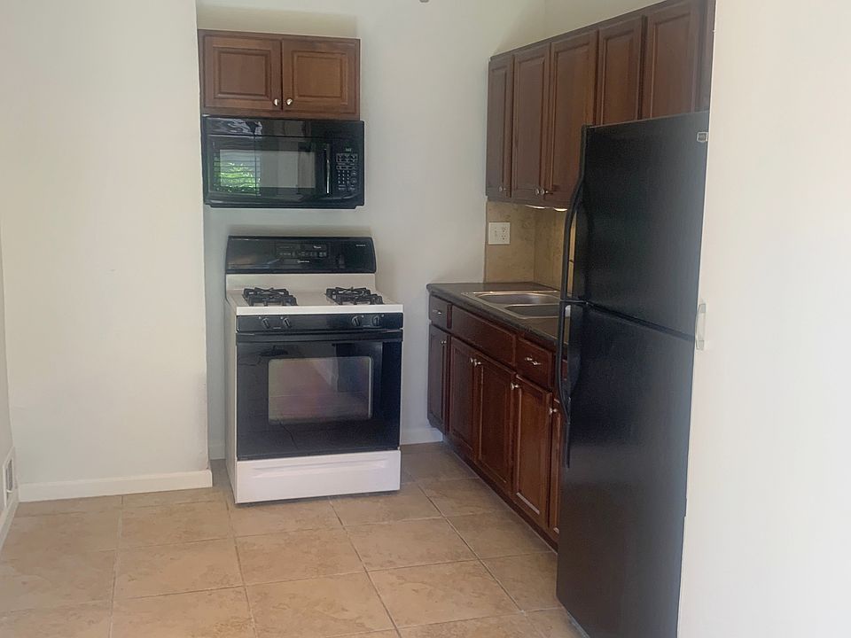 504 Kitchen from Entry