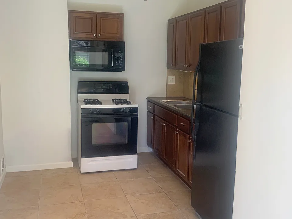 504 Kitchen from Entry