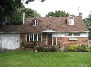14 Oak Pl, Albertson, NY 11507