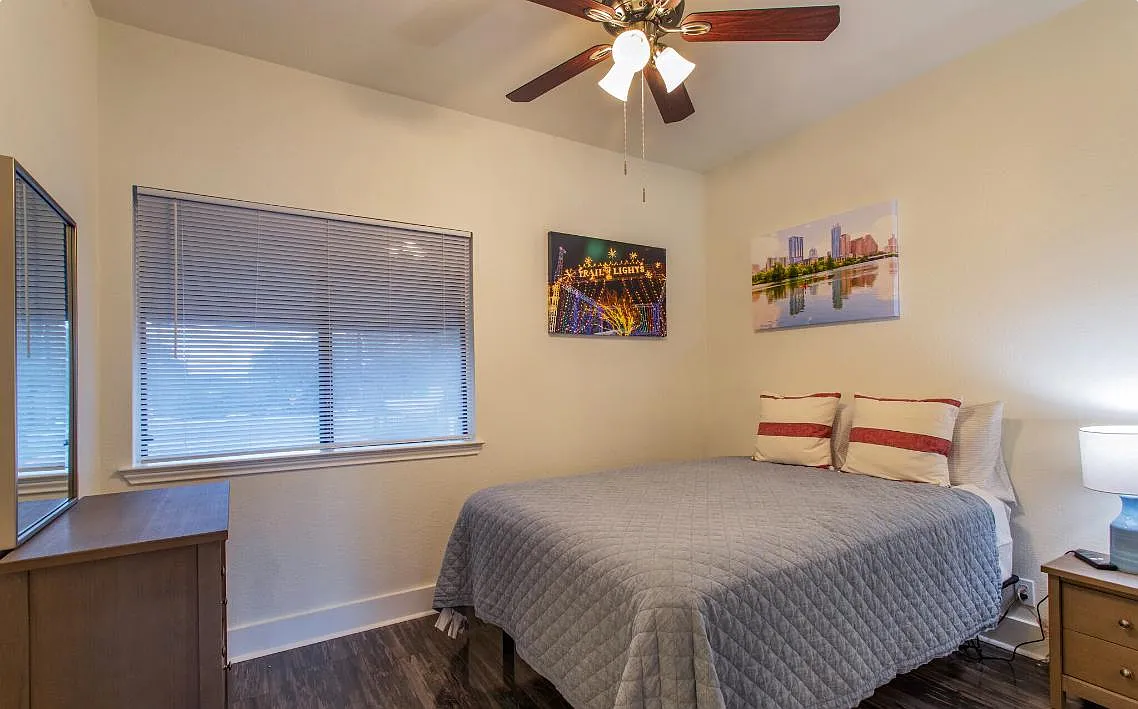 Old South Austin Apartments — Photo 4