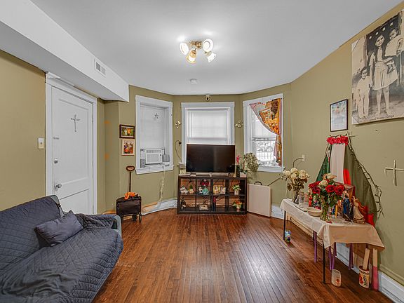 4th image of 3854 W Diversey Ave