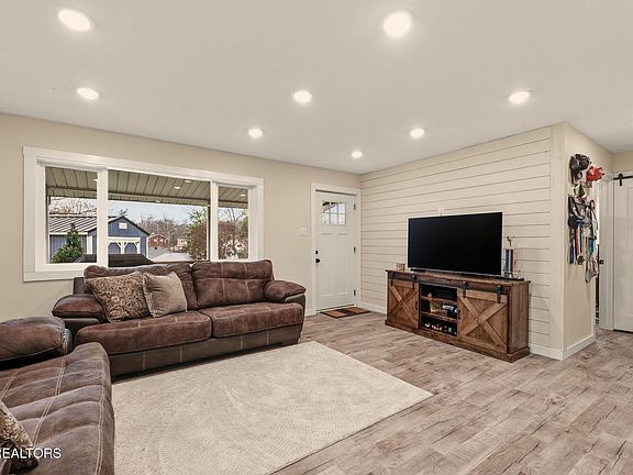 5th image of 110 Parma Rd