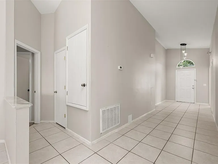 551 Castlemain Cir — Photo 13