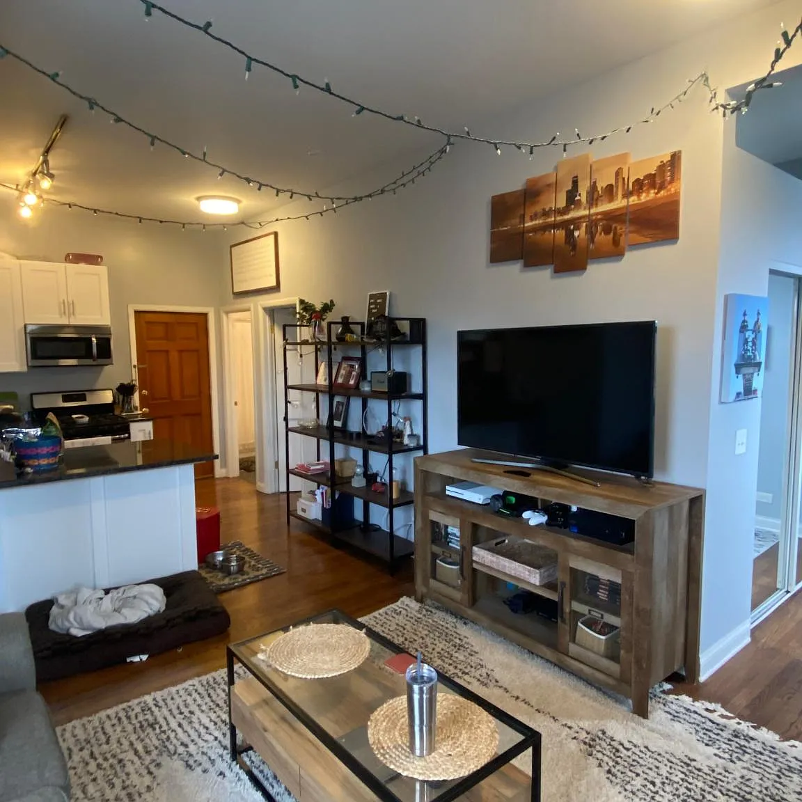 3831 N Southport Ave — Photo 2