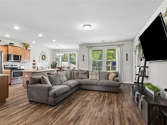 4th image of 47595 Cathy Ln