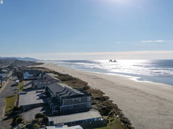 317 S Neptune St, Rockaway Beach, OR 97136