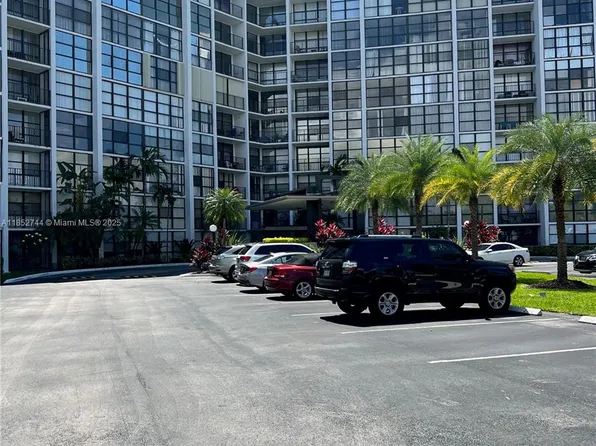 1000 Parkview Dr APT 523, Hallandale, FL 33009