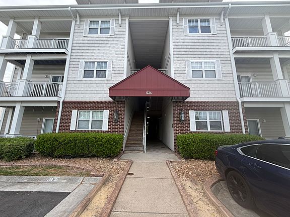 3rd image of 924 Southmoor Dr Unit 103