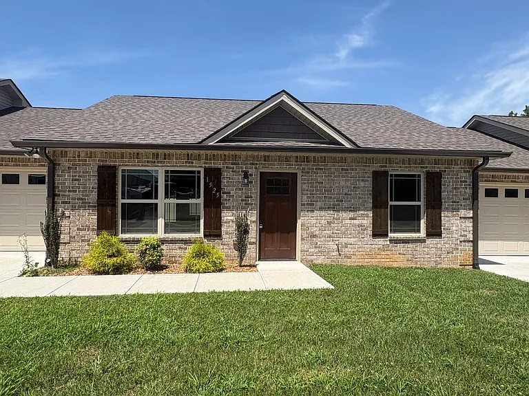 1525 Green Ln — Photo 1
