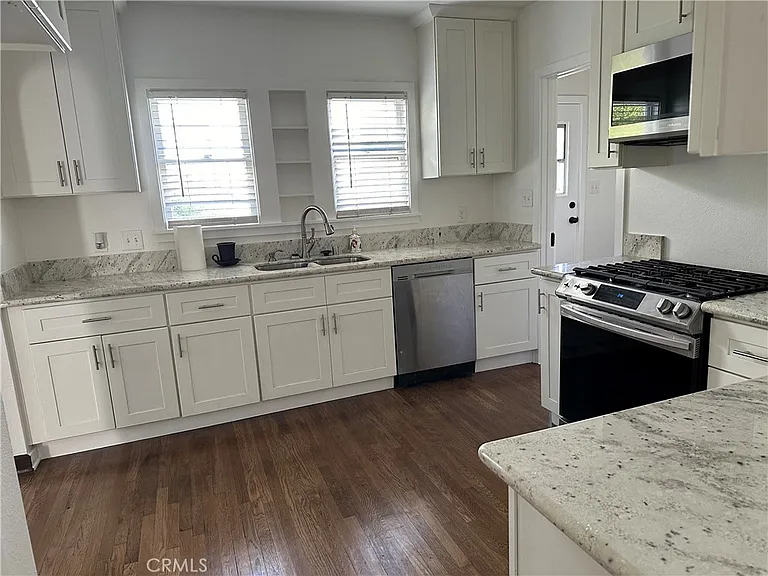 1054 N Euclid Ave — Photo 14