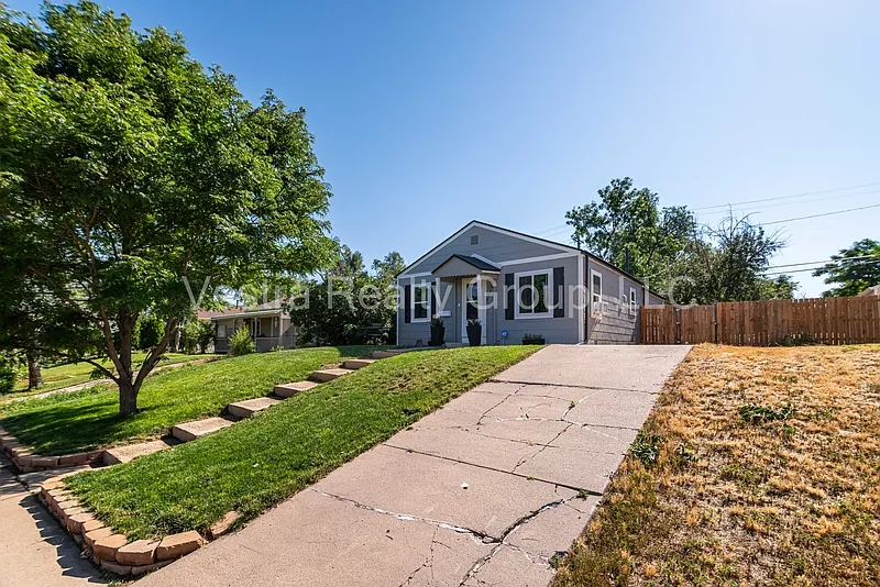 3 bed, 1.0 bath, 1041 sqft, $2,500 — Photo 2