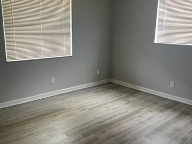 4425 Steven Rd W — Photo 2