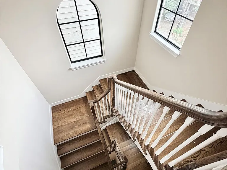 606 Knox St — Photo 4