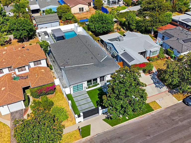 5735 Saloma Ave — Photo 21