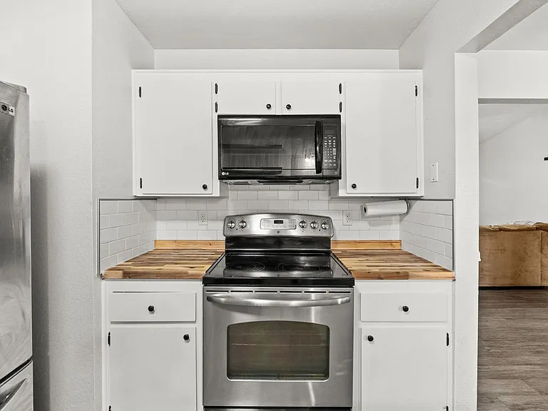 2210 Barry Dr — Photo 11
