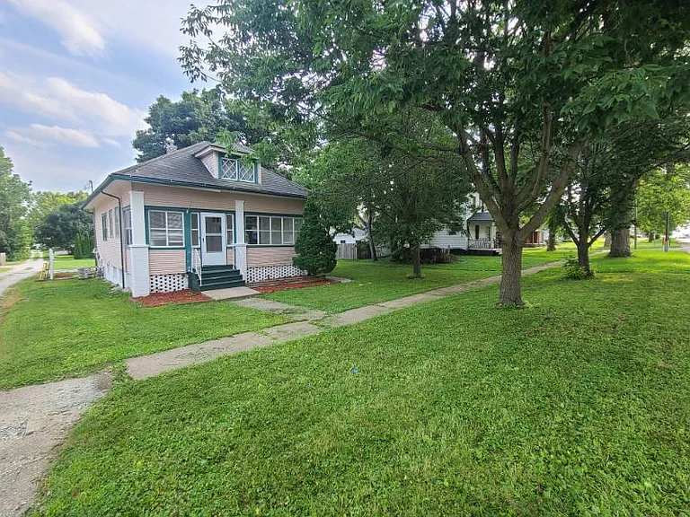 208 E Walnut St — Photo 7