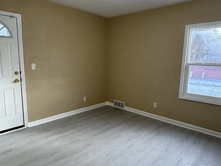 9400 Lakepointe St — Photo 9