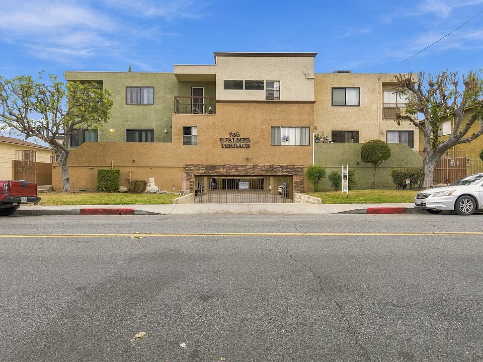 735 E Palmer Ave #204