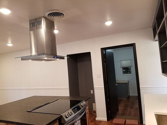 5th image of 510 W Hackberry St