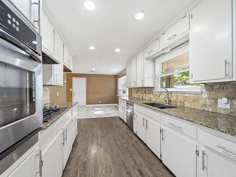 2820 S Hudson Ave — Photo 6