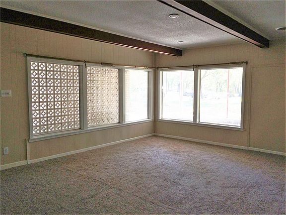 2nd image of 1125 Park Cir