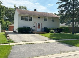 335 N Lakeshore Dr, Mundelein, IL