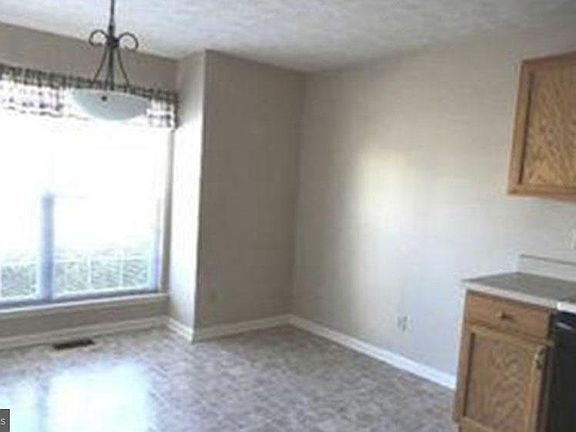 4th image of 323 Copperfield Ln