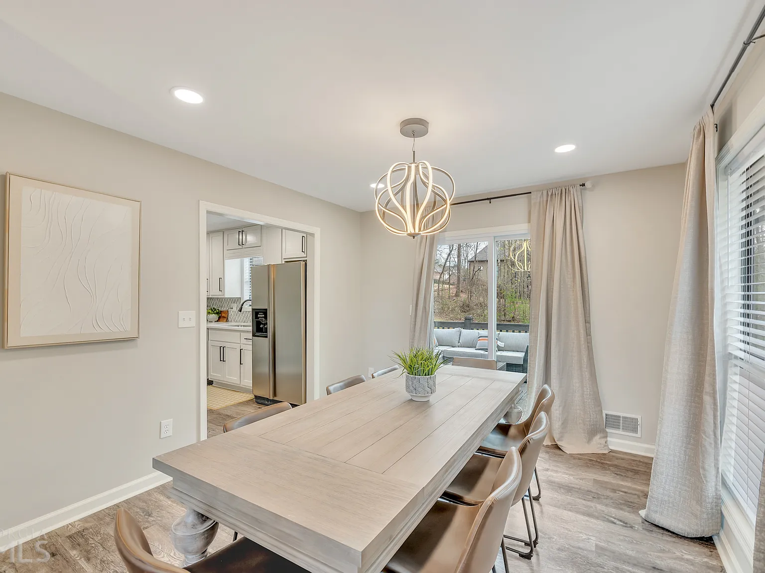 4 bed, 3.0 bath, 2000 sqft, $5,900 — Photo 4