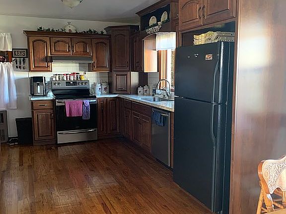 3rd image of 908 E Waterford St