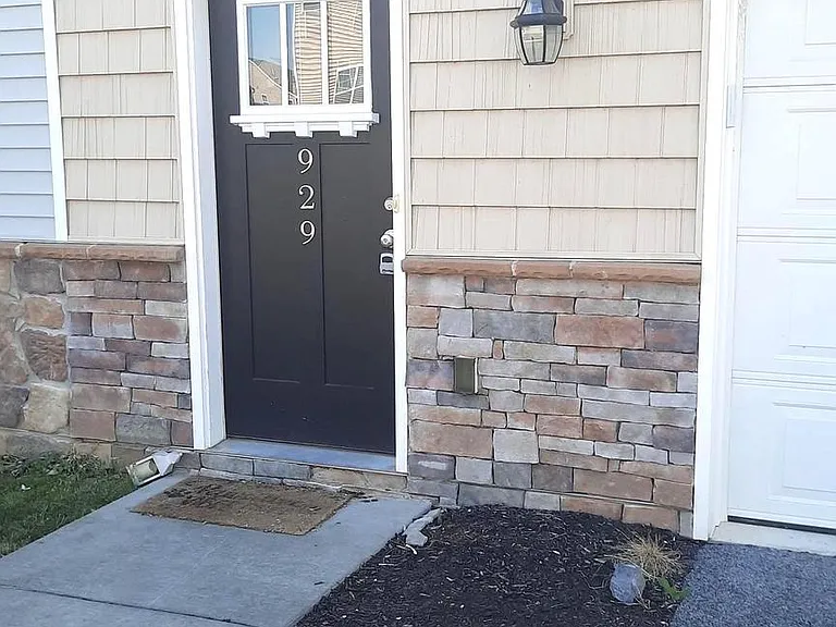 929 Admirals Quay Dr — Photo 2