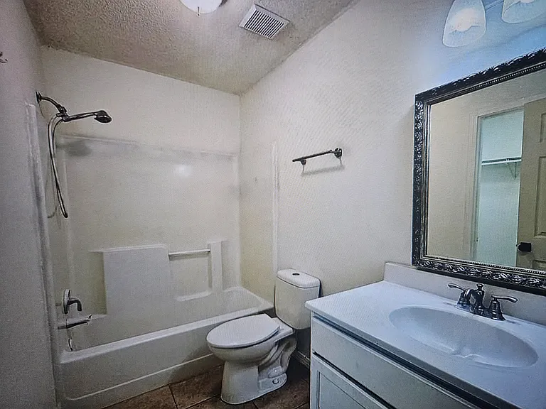 1204 Seneca St — Photo 8