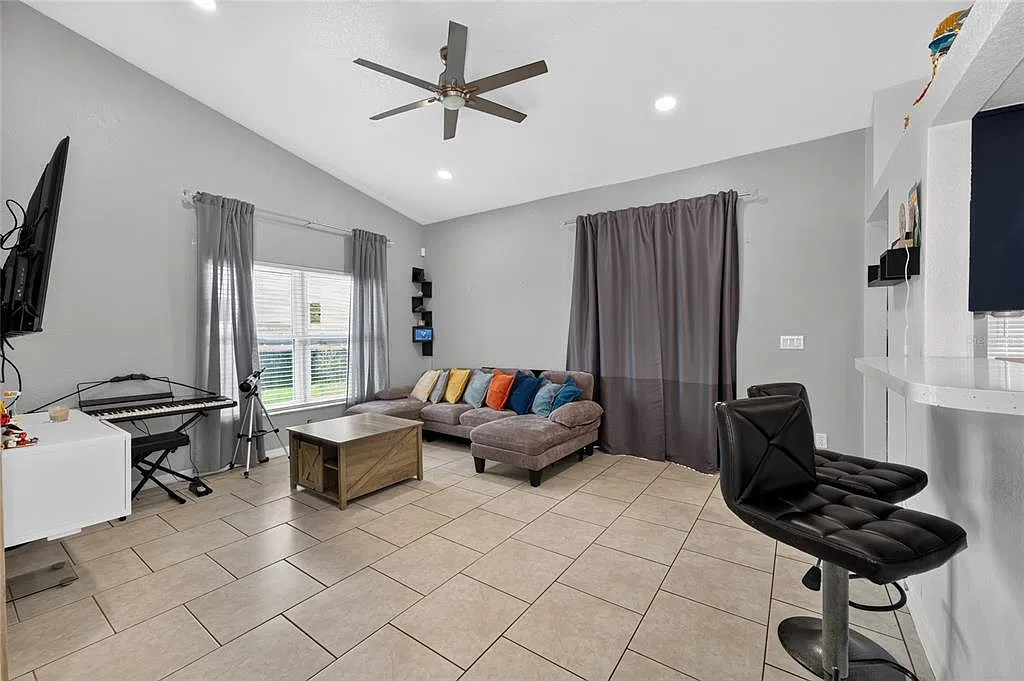 3 bed, 2.0 bath, 1260 sqft, $1,950 — Photo 4