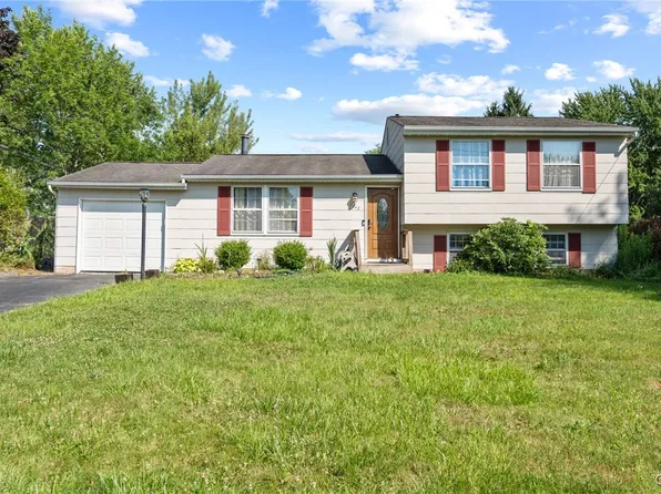 4242 Hunting Creek Dr, Clay, NY 13041