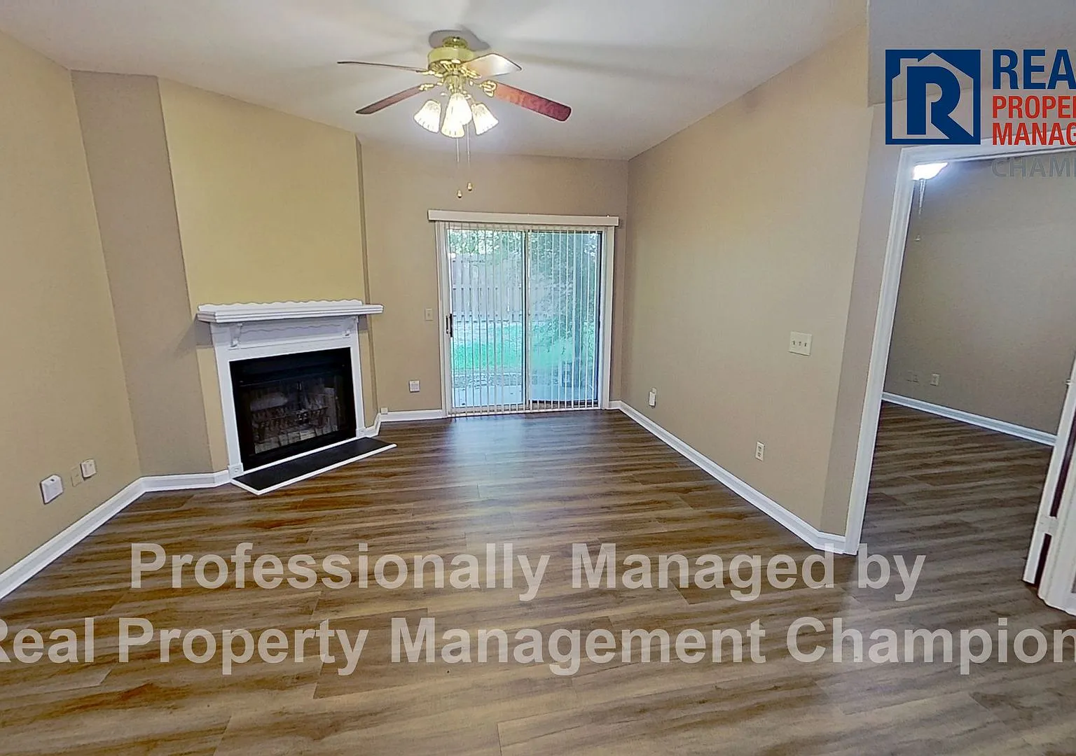 Charming Ground-Floor 2BD/2BA Fireplace, Private Patio & Pool — Photo 2