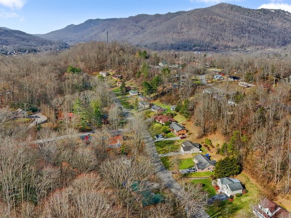1628 Valleyview Dr, Big Stone Gap, VA 24219