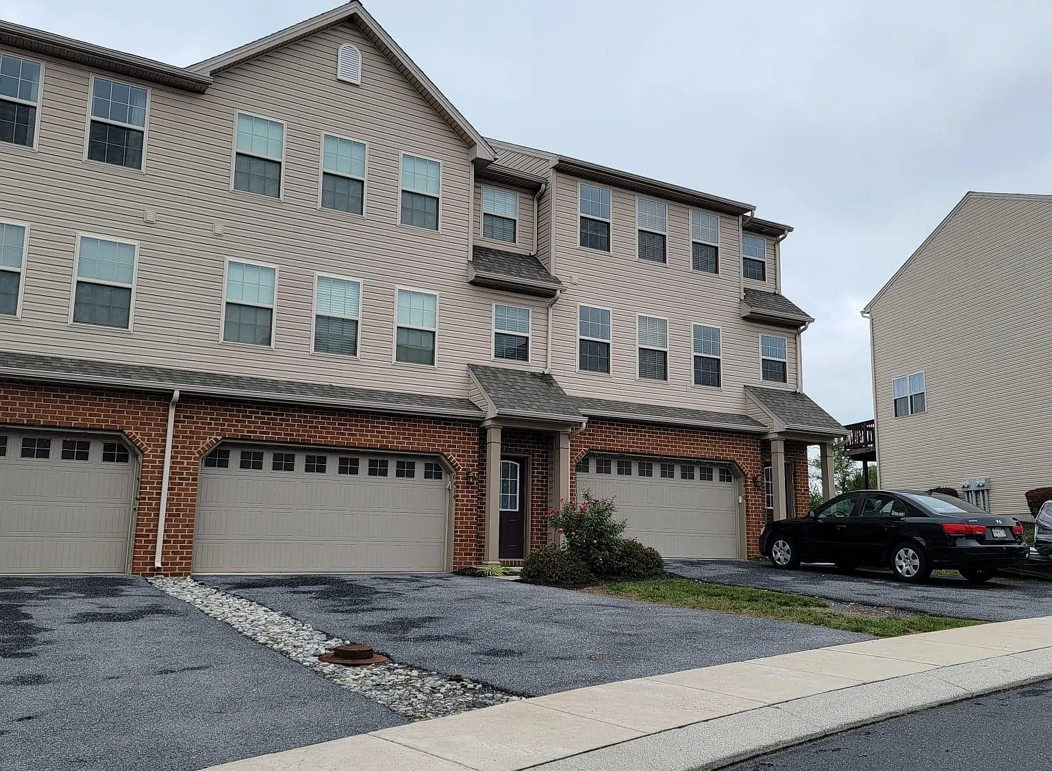 3 bed, 2600 sqft, $2,495 — Photo 1